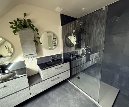 renovation salle-de-bain avec douche italienne enjoyenergy. Rénovation complète de salle de bain moderne réalisée par EnjoyEnergy avec installation douche à l’italienne et carrelage design
