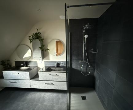 Rénovation complète de salle de bain moderne réalisée par EnjoyEnergy avec installation douche à l’italienne et carrelage design