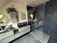 Rénovation complète de salle de bain moderne réalisée par EnjoyEnergy avec installation douche à l’italienne et carrelage design